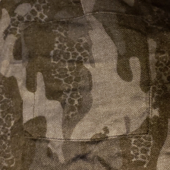 TORRID POCKET TUNIC SHIRT – BRUSHED RAYON CAMO BLACK SIZE 1 (14/16) - Picture 6 of 7